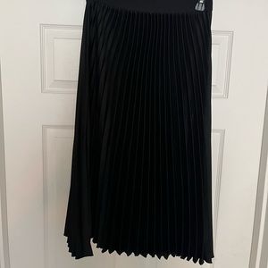 H&M black pleated skirt. Size 6